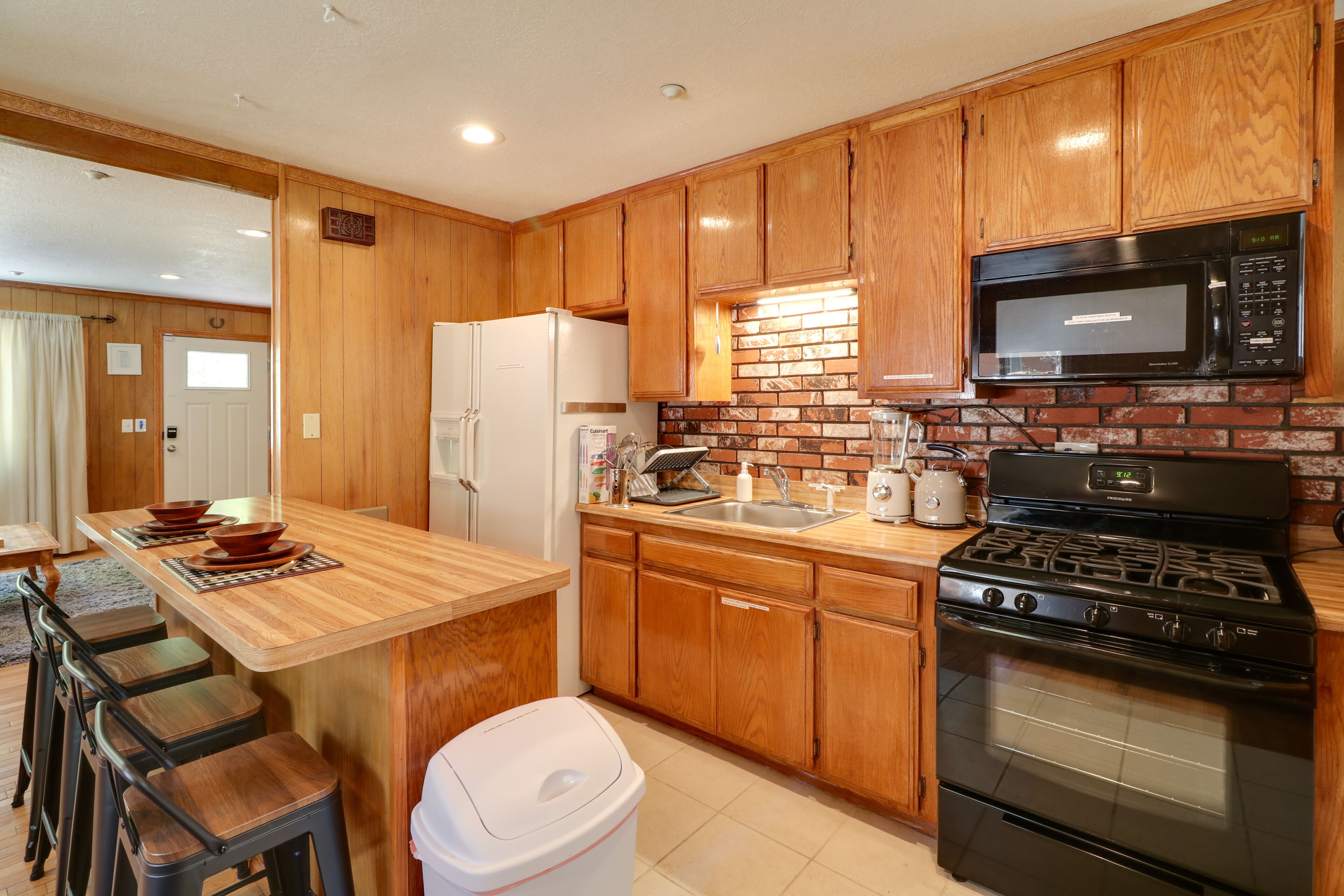 House (2 Bedrooms) | Private kitchen | Microwave, oven, stovetop, dishwasher