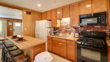 House (2 Bedrooms) | Private kitchen | Microwave, oven, stovetop, dishwasher