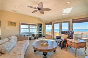 House (1 Bedroom) | Living area | TV, fireplace, DVD player, books