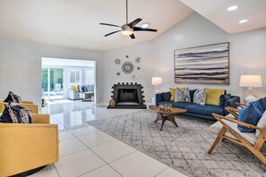 Fernseher, Kamin, Tischtennisplatte, Bücher