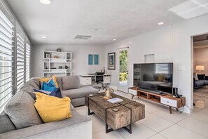 Fernseher, Kamin, Tischtennisplatte, Bücher