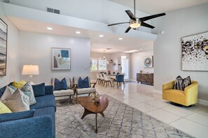 TV, caminetto, tavolo da ping pong, libri