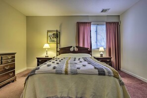 2 bedrooms, iron/ironing board, bed sheets - Springfield Condo, Close to Museums! (Springfield)