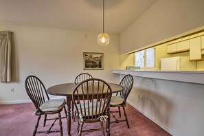 Dining - Springfield Condo, Close to Museums! (Springfield)