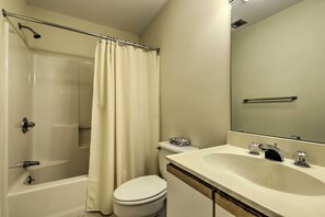 A bathroom with a bathtub, toilet, and sink. - Springfield Condo, Close to Museums! (Springfield)