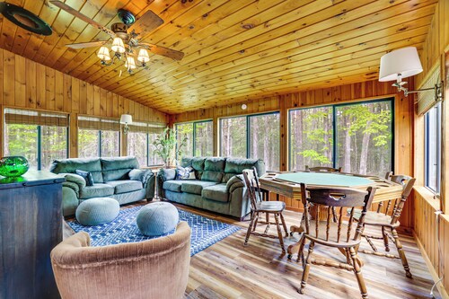 Peaceful Wooded Retreat at Lake Wallenpaupack!