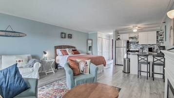 Iron/ironing board, bed sheets