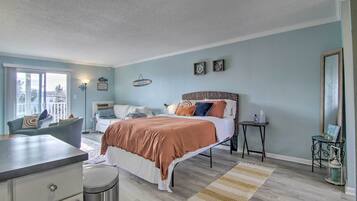 Apartment (0 Bedroom) | Iron/ironing board, bed sheets