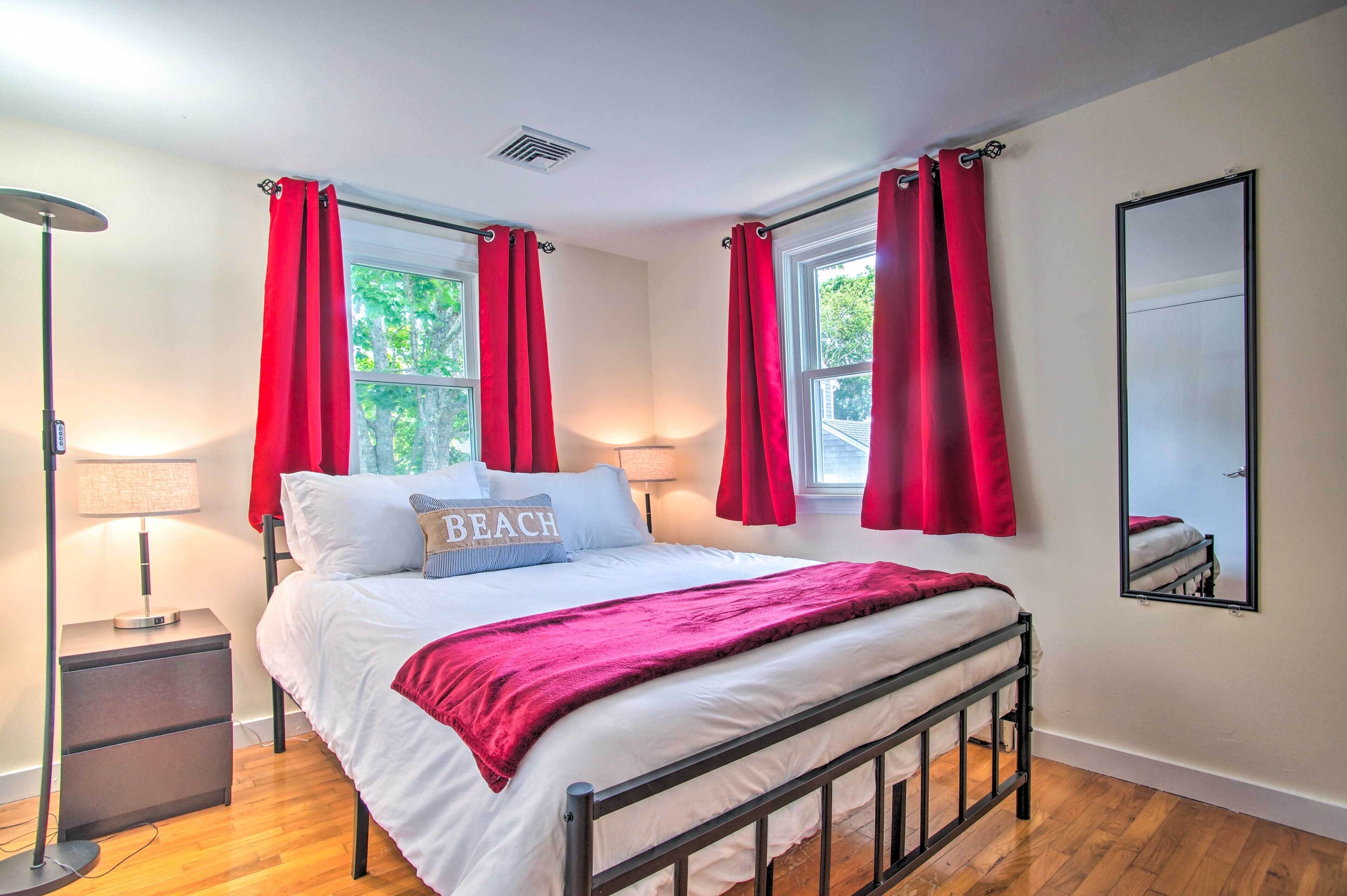 Ein ordentlich eingerichtetes Schlafzimmer mit Bett, Nachttischlampe und Nachttisch.