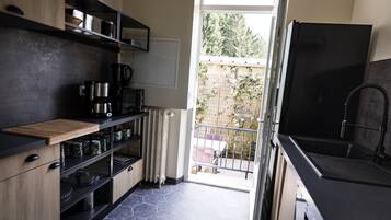 Een koelkast, een microgolfoven, een oven, een kookplaat