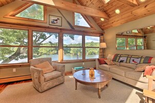 Una televisión, una chimenea