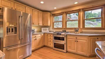 House (3 Bedrooms) | Private kitchen | Microwave, oven, stovetop, dishwasher