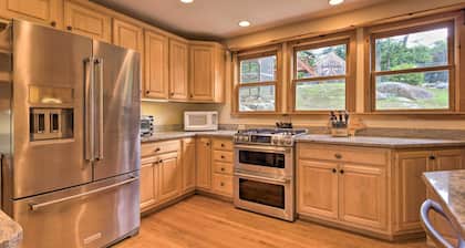 Beautiful Lakeside Milford Family Home & Deck