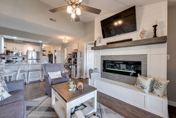 Televisión, chimenea, consola de videojuegos, reproductor de DVD