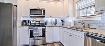 Mexico Beach Getaway w/ Patio - Steps to Beach!