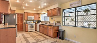 บ้านสไตล์ Retro พร้อมดาดฟ้าและ Arroyo Grande View