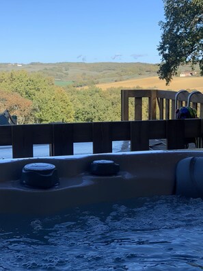 Outdoor spa tub - Gite a la Ferme Avec Jacuzzi et Piscine, Maison Privative (saint felix de tournegat)