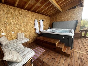 Outdoor spa tub - Gite a la Ferme Avec Jacuzzi et Piscine, Maison Privative (saint felix de tournegat)