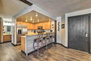 Kjøkkenutstyr og papirhåndklær