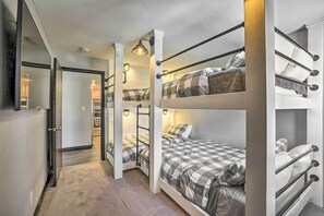 2 soverom, strykejern/-brett, barnesenger (inkludert) og sengetøy