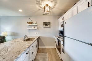 Apartment (2 Bedrooms) | Interior - Pool & Lake Access! Sunset-view Gem in Osage Beach (Osage Beach)