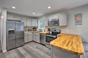 Microwave, oven, stovetop, dishwasher - Modern Poconos Home Close to Lake & Amenities (Tobyhanna)