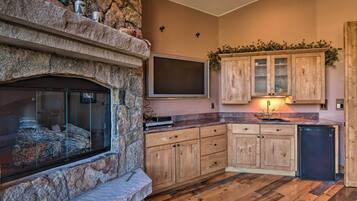 House (5 Bedrooms) | Interior