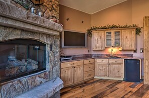House (5 Bedrooms) | Interior