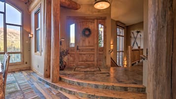 House (5 Bedrooms) | Interior