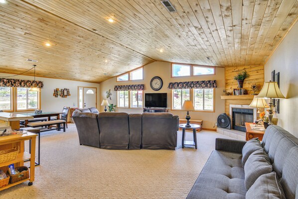 Talo (3 Bedrooms) | Oleskelualue | Takka, kirjoja