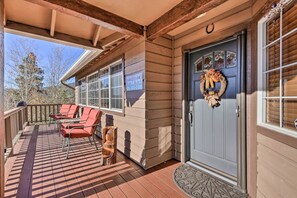 Interior - Hot Tub, Game Room & 2 Decks: Luxe Big Bear Home (Big Bear Lake)