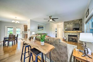 Fernseher, Kamin, Bücher