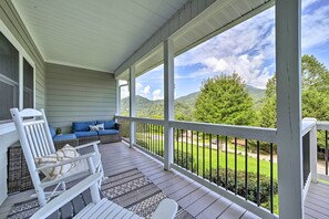 Terrace/patio - Striking Waynesville Home w/ Mtn Views & Deck (Waynesville)