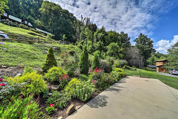 Property grounds - Striking Waynesville Home w/ Mtn Views & Deck (Waynesville)