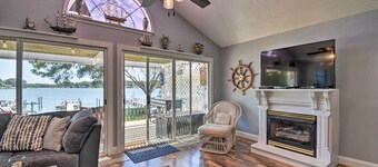 Riverfront Cottage: Fire Pit & Kayaks