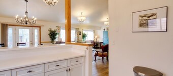 Homey Dog-friendly Retreat w/ Deck in Dtwn Frisco!