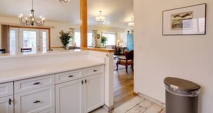 Homey Dog-friendly Retreat w/ Deck in Dtwn Frisco!