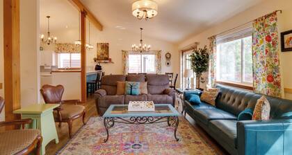 Homey Dog-friendly Retreat w/ Deck in Dtwn Frisco!