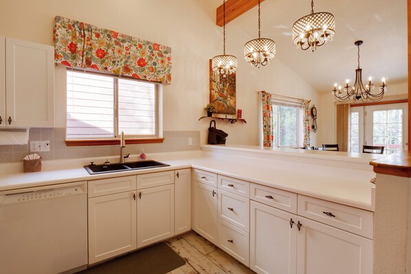 House (3 Bedrooms) | Interior - Homey Dog-friendly Retreat w/ Deck in Dtwn Frisco! (Frisco)