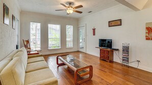Unclassified image, 4 of 23, button - Walk to San Antonio Botanical Garden: Private Home (San Antonio)