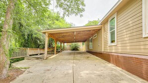 Unclassified image, 5 of 23, button - Walk to San Antonio Botanical Garden: Private Home (San Antonio)