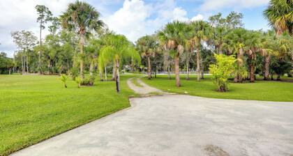 Jupiter Cottage w/ Patio, Gas Grill & Fire Pit!