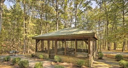 Couples Cabin - 5 Mi to DT Berkeley Springs!