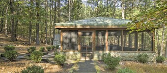 Couples Cabin - 5 Mi to DT Berkeley Springs!