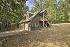 House (1 Bedroom) | Interior - Couples Cabin - 5 Mi to DT Berkeley Springs! (Berkeley Springs)