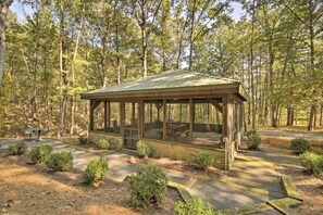 House (1 Bedroom) | Interior - Couples Cabin - 5 Mi to DT Berkeley Springs! (Berkeley Springs)