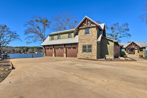 House (3 Bedrooms) | Interior - Lay Lake Access & Views: Expansive Shelby Home! (Shelby)