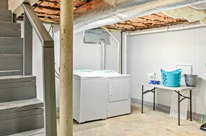 House (2 Bedrooms) | Interior - 7 Mi to The Biltmore: 'Le Canard' Cottage w/ Porch (Arden)