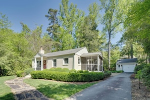 House (2 Bedrooms) | Interior - 7 Mi to The Biltmore: 'Le Canard' Cottage w/ Porch (Arden)