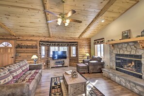 TV, caminetto, libri